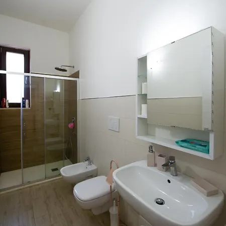 Intero Alloggio, Binario 18 * برينديسي